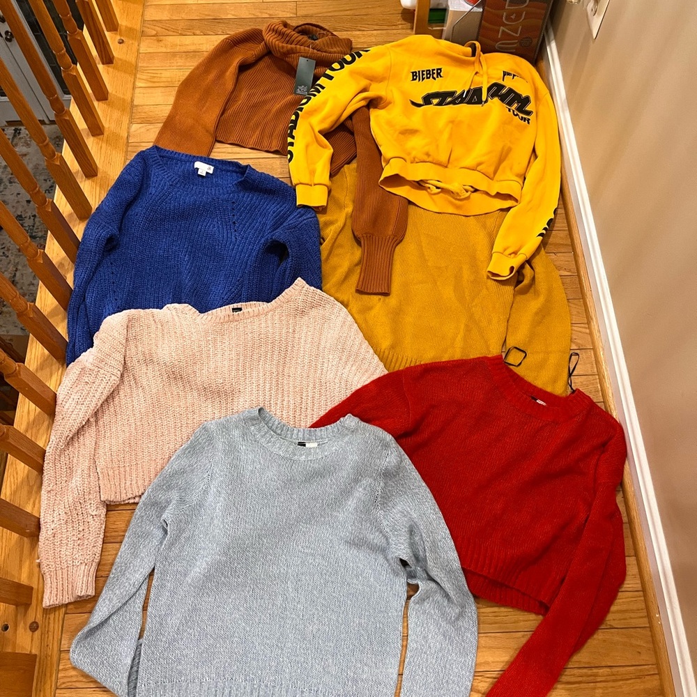 Women/Juniors Sweater Set of 8 (size xs-s) Some NWT